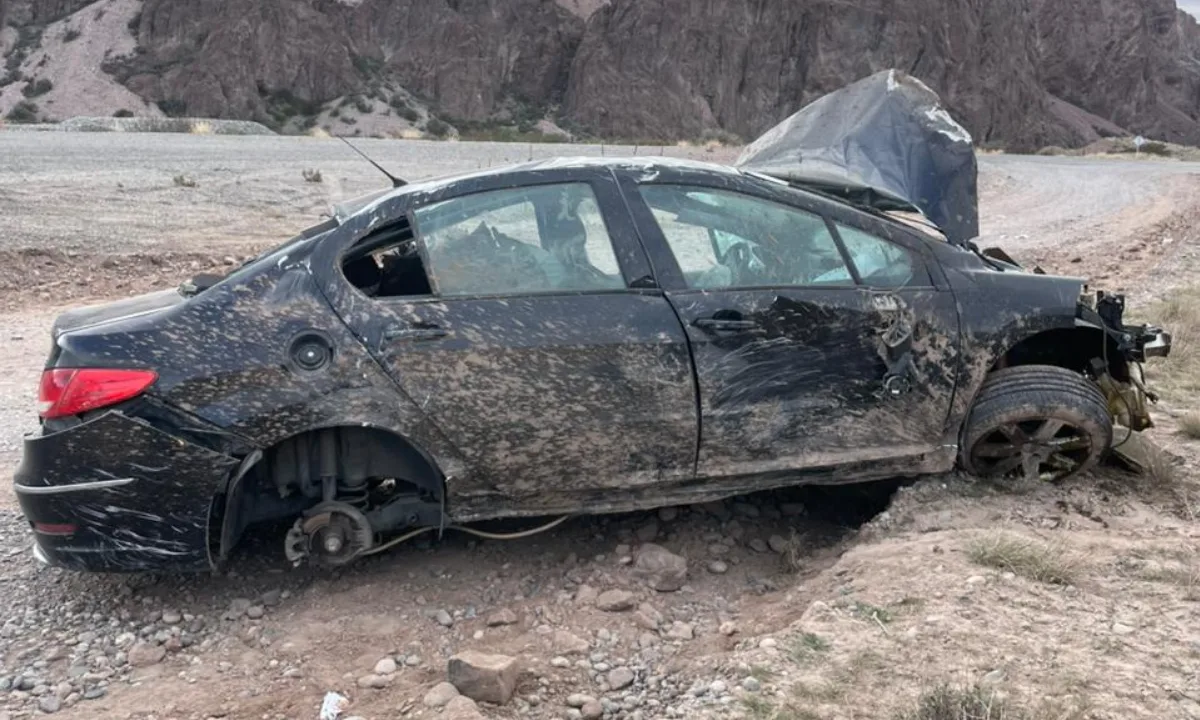 Vuelco en la Ruta 25: un funcionario provincial y su familia terminaron heridos