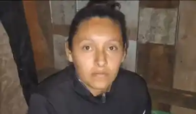 Vive con su hijo en una casa de madera y nailon y el nene tiene pie bot