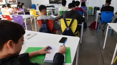 El uso del celular en los colegios porteños escondía un problema de salud que ahora quedó expuesto