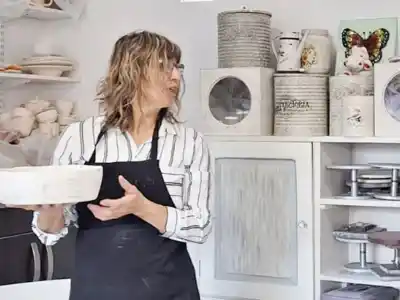 Jubilada como maestra jardinera, abrió un taller de cerámica que hoy es refugio para chicos y adultos mayores