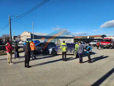 Chocaron dos vehículos en Río Grande y uno de los conductores terminó en el hospital