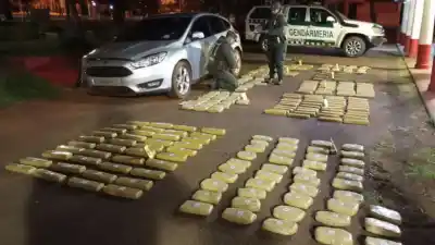 Encontraron un auto abandonado con un cargamento que pesó más de 235 kilos