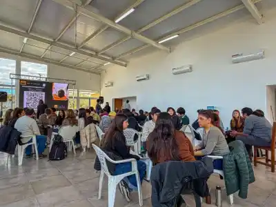 El impactante dato sobre las pantallas que 40 estudiantes de Merlo quieren contarte