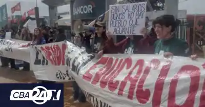 La protesta que esperó a la política en la puerta de la Expo Rural