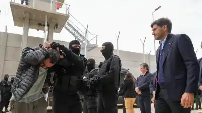 La decisión de Pullaro que vacía las comisarías y suma cárceles en Santa Fe