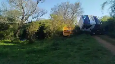 Cedió el puente de madera y el camión se hundió en el arroyo: el momento exacto
