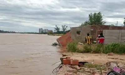 El río Dulce se traga una casa en Santiago: vecinos alertan que otras 16 viviendas podrían correr la misma suerte
