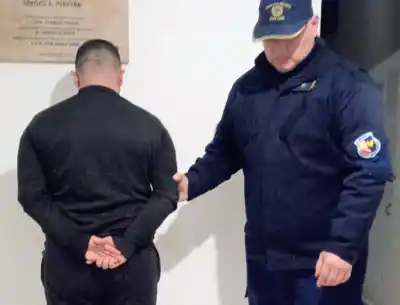 Escapó por la ventana para pedir ayuda: su pareja la retenía adentro con el hijo de ambos