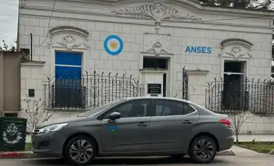 Tres semanas después, el auto oficial sigue estacionado frente al Concejo de Catriló