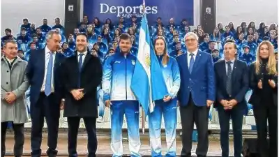 El momento que eligieron para entregar la bandera nacional a la delegación argentina