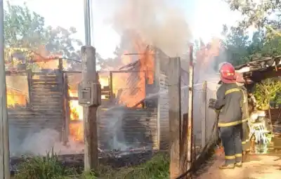 El fuego arrasó una casa en Oberá: la familia estaba afuera cuando las llamas lo devoraron todo