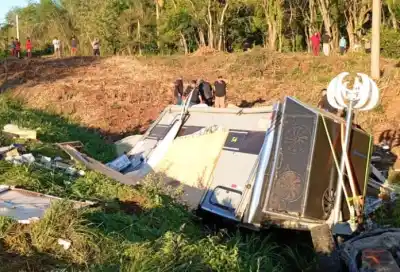 Una mujer de 50 años terminó hospitalizada tras un despiste en la Ruta 12