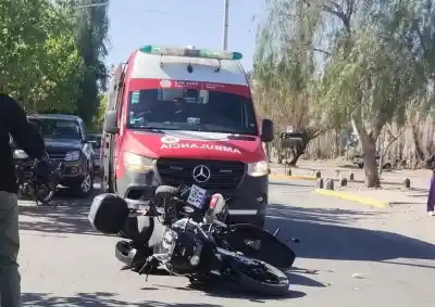 Chocaron dos motos en Pocito y uno de los conductores terminó con heridas