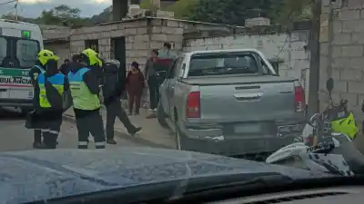 Un jubilado perdió el control de su camioneta y terminó incrustado contra una casa