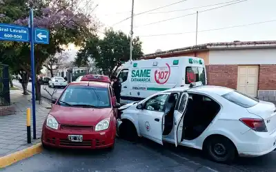 Un auto chocó contra un taxi en plena Capital y dos personas terminaron asistidas