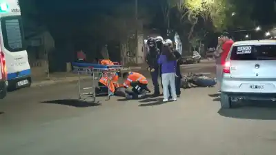 Chocó contra un perro en plena calle y el final pudo ser peor: la joven terminó en el hospital