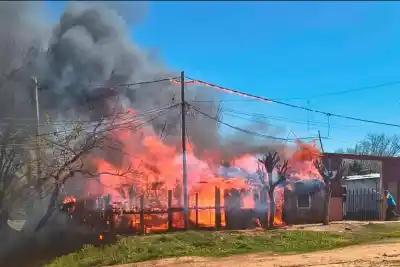 El fuego arrasó con su casa en Villa Adela y ahora piden ayuda para reconstruirla