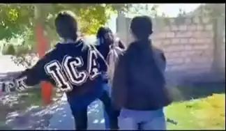 El video que expone una agresión grupal a una alumna en San Juan