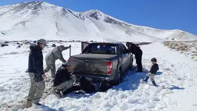 La desesperada decisión de una madre para salvar a su familia en la nieve