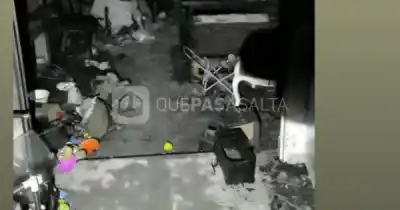 Una familia salteña perdió todo en un incendio mientras dormía: escaparon de milagro