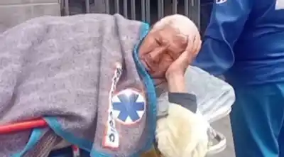Un abuelo de 73 años, enfermo, terminó en una ambulancia en plena calle: nadie le daba una cama
