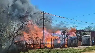Incendio devastó una casa en Villa Adela: la familia perdió todo y pide ayuda
