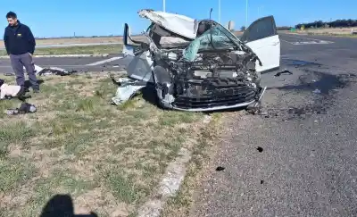 El auto quedó destrozado tras el choque, pero la conductora salió ilesa