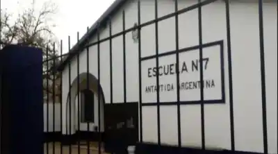 Escándalo en una escuela de La Reja: detienen a un auxiliar por un abuso que conmociona