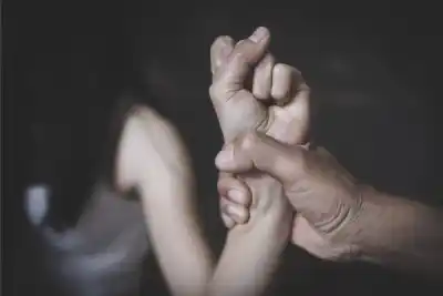 Una mujer denunció un abuso y la policía secuestró sus prendas para buscar ADN