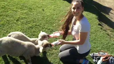Dejó su paraje para estudiar y volvió para enseñar a producir