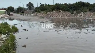 Un barrio de Santa Fe lleva diez días sin lluvias y sus calles siguen bajo agua: el motivo preocupa a los vecinos