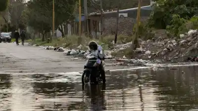 El drama de Los Hornos: agua en las calles, un caño roto y un basural que vuelve siempre