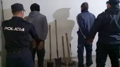 Llamada anónima, allanamiento y un hallazgo que complicó a dos hombres en El Alto
