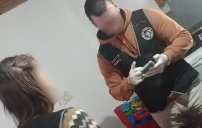 El hallazgo que podría delatar al excomisario prófugo: un chat y un celular en el centro de la escena