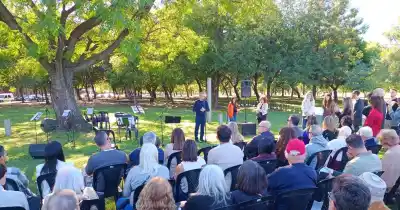 Rosario no olvida: Javkin encabezó un acto simbólico en el Bosque de la Memoria