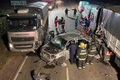 Un choque entre dos camiones y un auto dejó cuatro heridos: un detalle que complica la escena