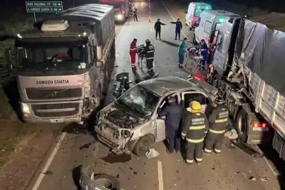 Un auto quedó atrapado entre dos camiones en la Ruta 119: el momento del impacto