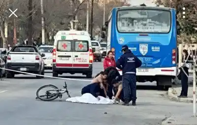 Murió una adolescente tras chocar en bici con un colectivo: qué se sabe