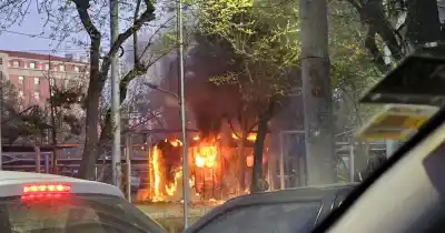 Arde una garita frente a la Casa de Gobierno: investigan si fue intencional