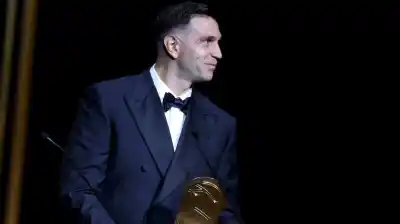 El Dibu Martínez va por otra hazaña: los rivales que tendrá en la gala del Balón de Oro