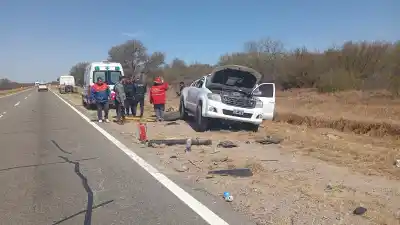 Volcó una camioneta que remolcaba un camión en la Ruta 38: hay tres heridos