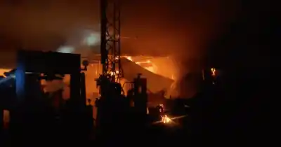 Incendio en un taller abandonado del sur rosarino: el techo colapsó y el interior quedó destruido