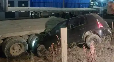 Un auto chocó contra un camión estacionado en Ushuaia y dos personas terminaron en el hospital