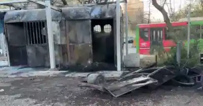El fuego arrasó una garita municipal en pleno centro de Mendoza: qué pasó con los que estaban adentro