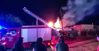 El fuego arrasó con su casa en Barrio Nuevo y ahora piden una mano para rehacer su vida