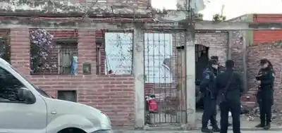 Gritos y corridas en una casa tomada: un hombre terminó herido y la Policía detuvo a uno