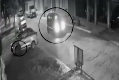 El insólito ataque de una maestra a un auto en el centro de Paso de los Libres: dejó un mensaje escrito