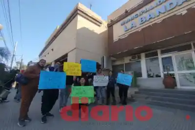 Se plantaron en la puerta de la Municipalidad de La Banda y no se van hasta tener respuestas