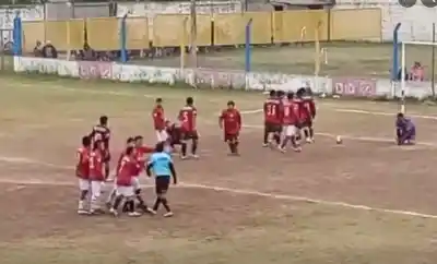 Golpes, un árbitro empujado y un partido que terminó en escándalo