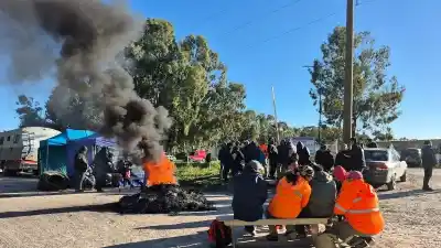 Trabajadores de una cantera de Olavarría tomaron la entrada y denuncian despidos masivos